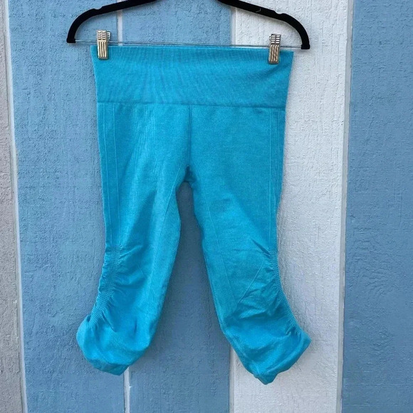 LULULEMON Capri Leggings Size 6 - Picture 1 of 3
